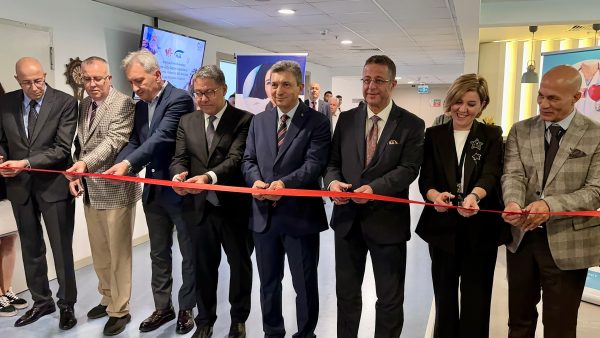 Antalya'da Bilim Üniversitesi Ağız ve Diş Sağlığı Uygulama Araştırma Merkezi öğrenci kliniği açıldı
