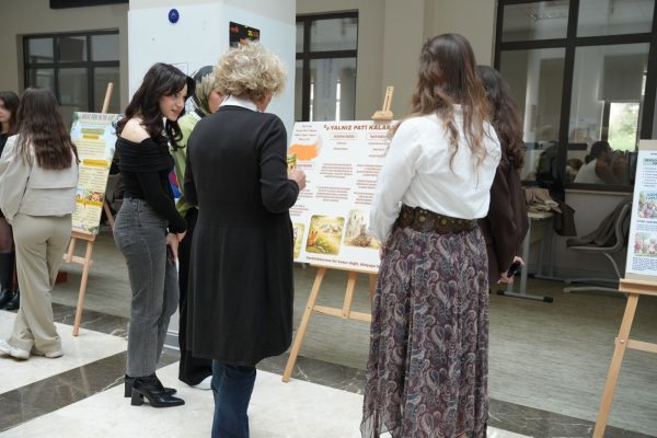 gelisim-psikolojisi-teorilerinden-hikayelere-cocuk-kitabi-sergisi-gerceklesti69c3ec4da2a9e.jpeg