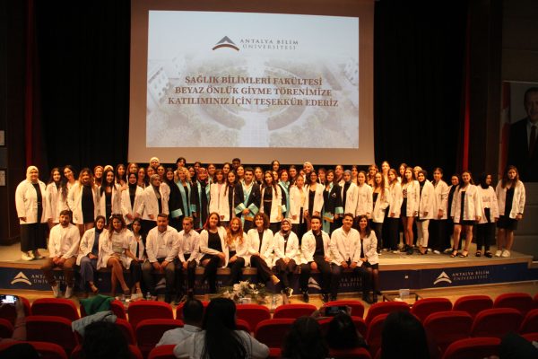 saglik-bilimleri-fakultesi-beyaz-onluk-giyme-toreni635faa7a59575.jpeg