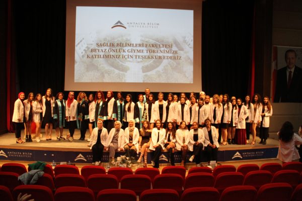 saglik-bilimleri-fakultesi-beyaz-onluk-giyme-toreni635faa75cc92a.jpeg
