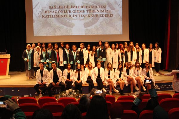 saglik-bilimleri-fakultesi-beyaz-onluk-giyme-toreni635faa74577b7.jpeg