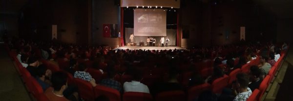 ingilizce-tiyatro-gosterisi-damdaki-kemanci5cdd7dd530cb6.jpeg