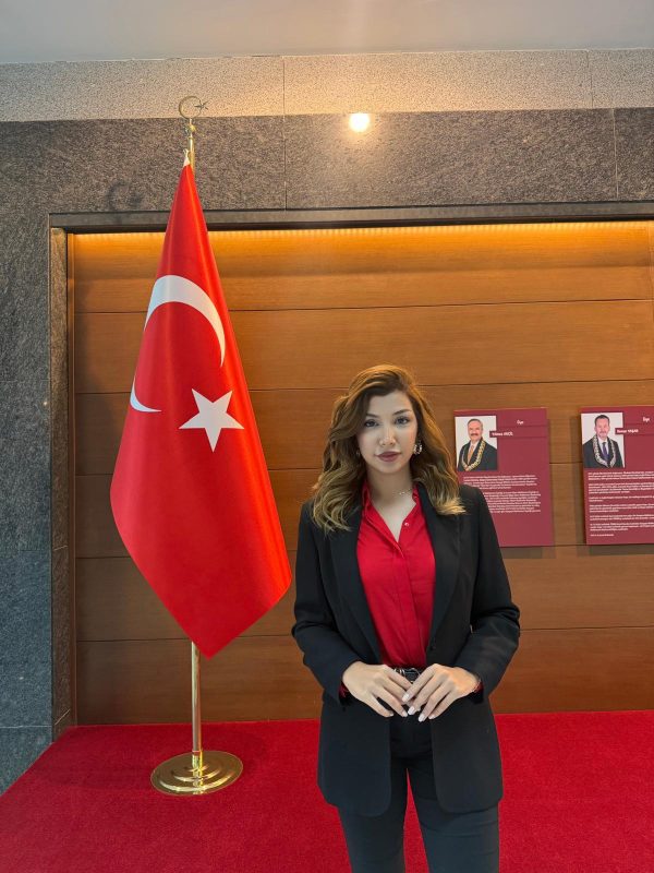 ABÜ mezunumuz Stj. Av. Cennet Azra ZAFERLER’i Anayasa Mahkemesi'nde staj yapan 20 avukattan biri olma başarısından dolayı tebrik ederiz